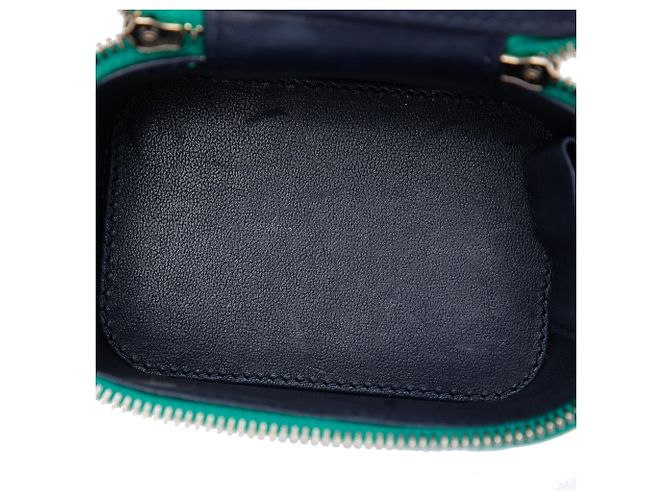 Vanity Beauty case Chanel Mini CC in agnello trapuntato verde con manico e catena - vista 4