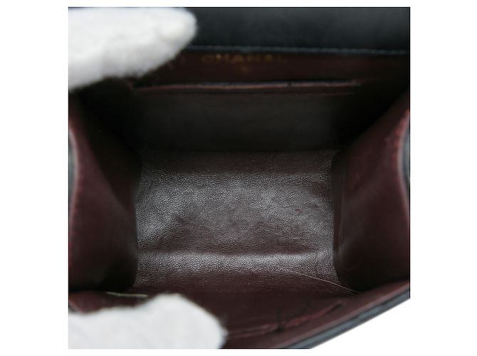 Porta-celular Chanel Black CC em couro de cordeiro matelassê com corrente Preto - vista 4