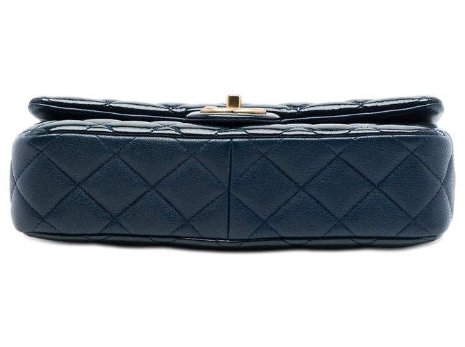 Chanel Blue Paris Salzburg Medium Patent e Goatskin CC Eyelet Flap Blu navy - vista 3