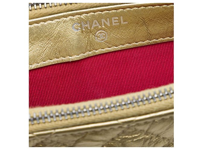 Clutch Gabrielle Chanel in pelle di vitello invecchiata metallizzata trapuntata oro con catena - vista 5