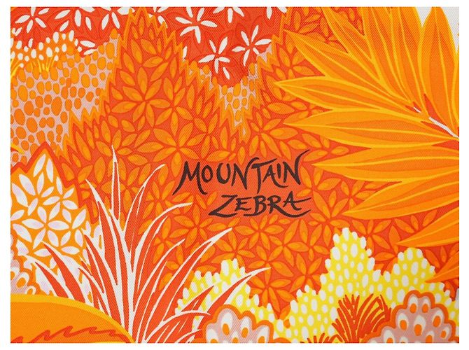 Hermès Carré Mountain Zebra Seidenschal 90 cm Orange Schwarz Weiß Grau Gelb - Ansicht 10