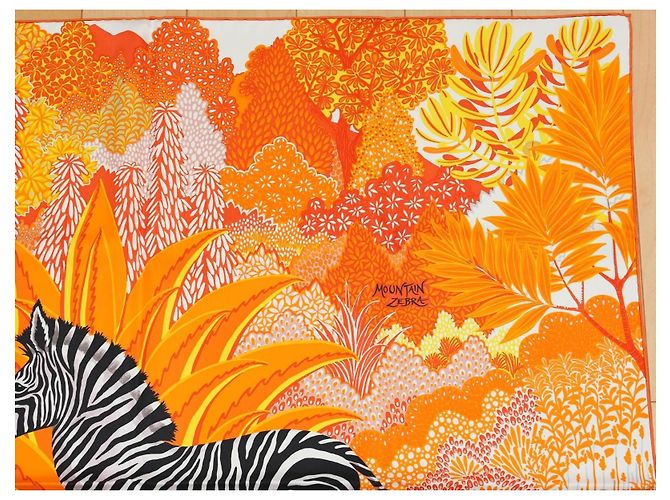 Hermès Carré Mountain Zebra Seidenschal 90 cm Orange Schwarz Weiß Grau Gelb - Ansicht 4
