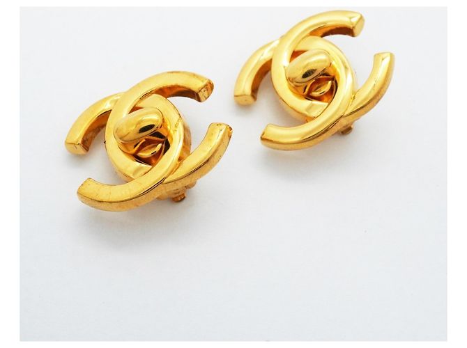 Orecchini Chanel Coco Mark Turnlock D'oro - vista 2