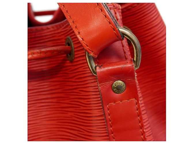 Noe Borsa a tracolla Louis Vuitton Epi Petit Noé Rosso - vista 10
