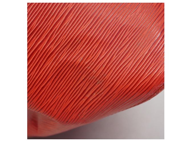Noe Borsa a tracolla Louis Vuitton Epi Petit Noé Rosso - vista 12