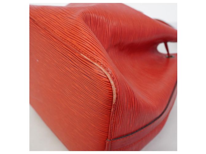 Noe Borsa a tracolla Louis Vuitton Epi Petit Noé Rosso - vista 6