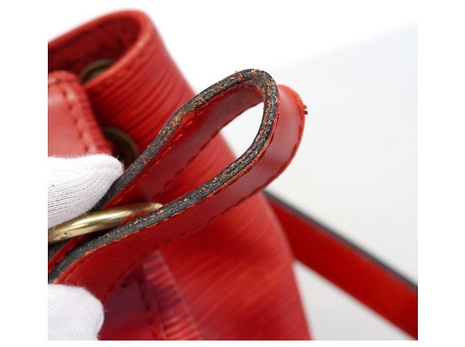 Noe Borsa a tracolla Louis Vuitton Epi Petit Noé Rosso - vista 7