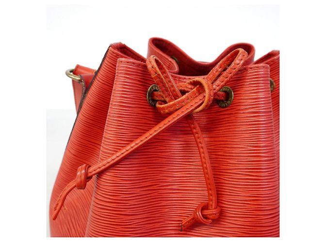 Noe Borsa a tracolla Louis Vuitton Epi Petit Noé Rosso - vista 8