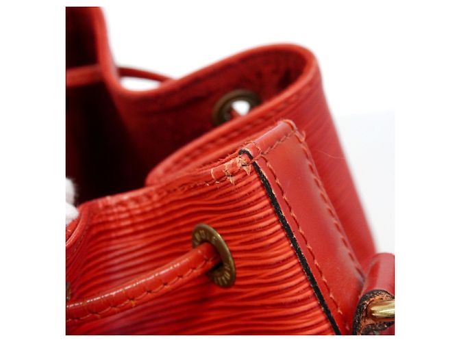 Noe Borsa a tracolla Louis Vuitton Epi Petit Noé Rosso - vista 9