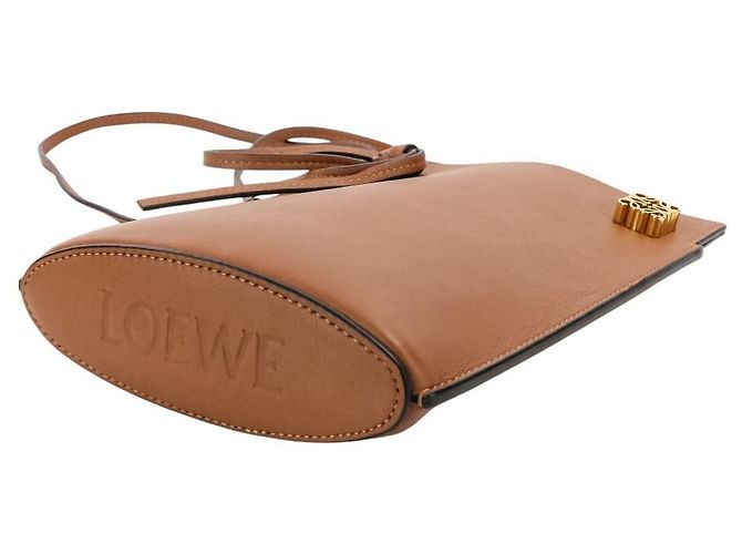 Borsa a tracolla in pelle Loewe Anagram Dice Pocket Marrone - vista 4