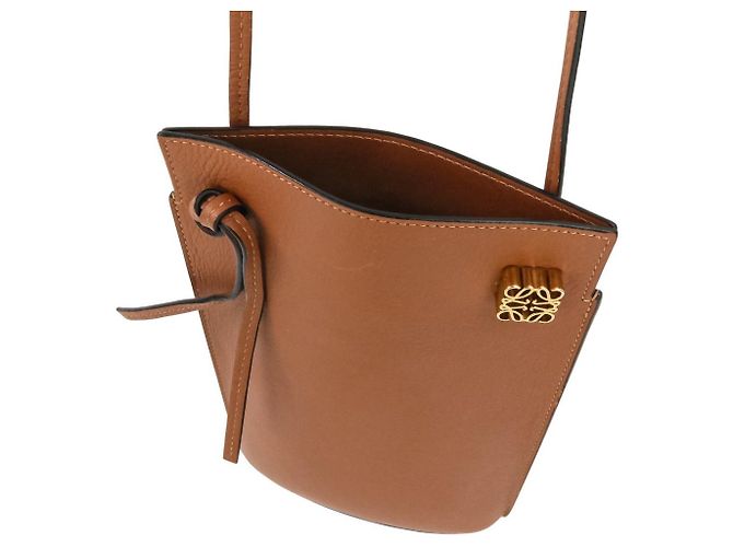 Borsa a tracolla in pelle Loewe Anagram Dice Pocket Marrone - vista 8