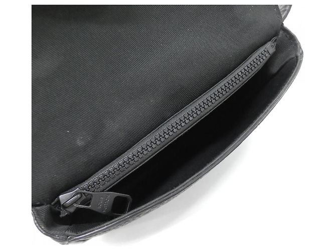 Bolso bandolera Louis Vuitton Taurillon Monogram S Lock Negro - vista 8