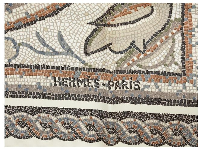 Carré Hermès Sous Le Cèdre 90 cm Seta Beige/Bianco Marrone Blu Grigio - vista 10