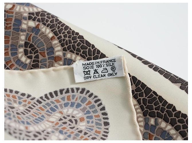 Carré Hermès Sous Le Cèdre 90 cm Seta Beige/Bianco Marrone Blu Grigio - vista 15