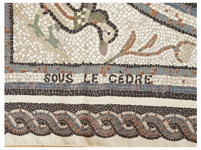 Carré Hermès Sous Le Cèdre 90 cm Seta Beige/Bianco Marrone Blu Grigio - vista 9