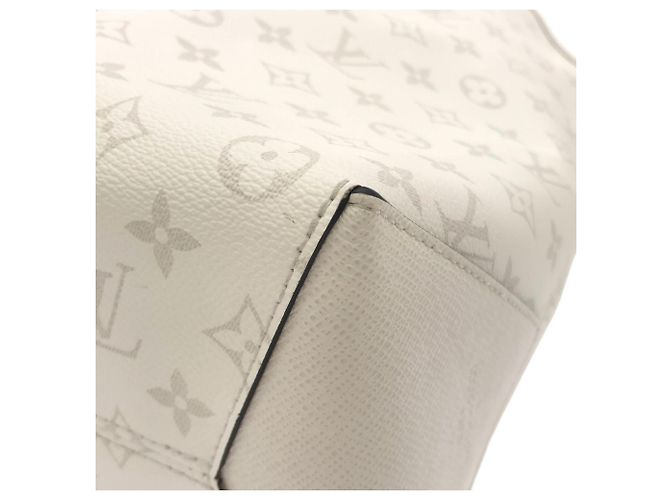 Borsa Tote Louis Vuitton Taiga Lama Weekend Bianco - vista 2