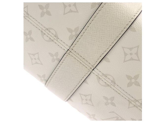 Borsa Tote Louis Vuitton Taiga Lama Weekend Bianco - vista 3
