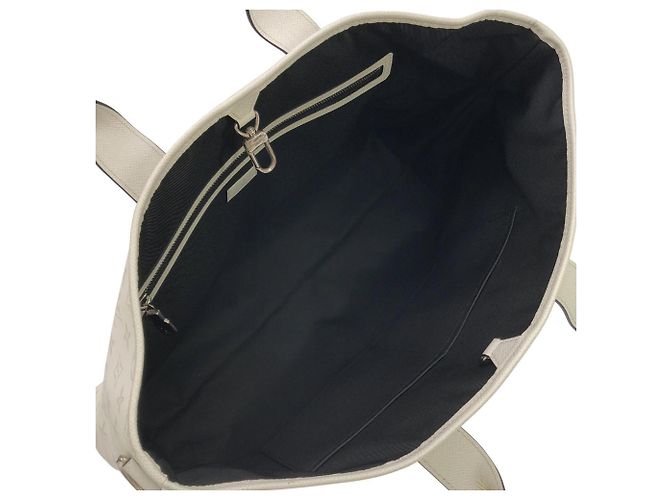 Borsa Tote Louis Vuitton Taiga Lama Weekend Bianco - vista 7