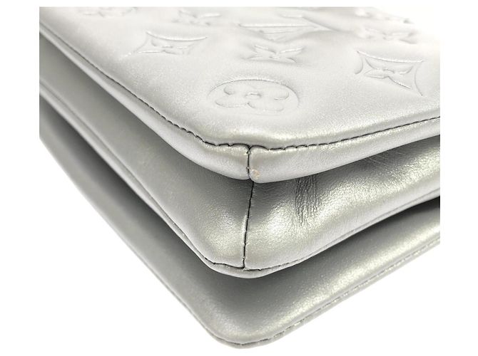 Louis Vuitton Coussin Pochette M82017 Borsa a Spalla Argento - vista 2