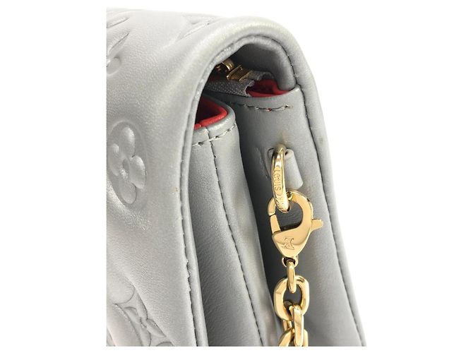 Louis Vuitton Coussin Pochette M82017 Borsa a Spalla Argento - vista 3