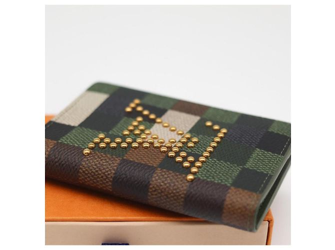 Tarjetero Louis Vuitton Damier Graphite Studded Castaño Multicolor Verde Gris - vista 3