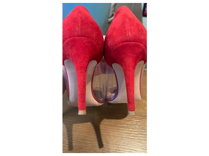 Gianvito Rossi Pumps aus rotem Wildleder und Plexi - Ansicht 2