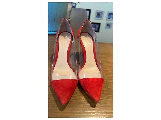 Gianvito Rossi Pumps aus rotem Wildleder und Plexi - Ansicht 6