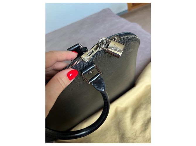 Louis Vuitton Alma GM Borsa in pelle Epi nera Nero - vista 8