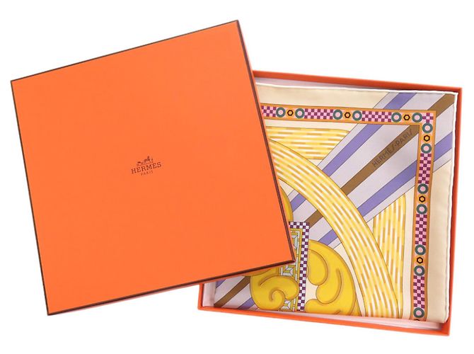 Foulard in Seta Hermès Carré 90 Double Face A la Lumiere du Flambeau Porpora Giallo - vista 2
