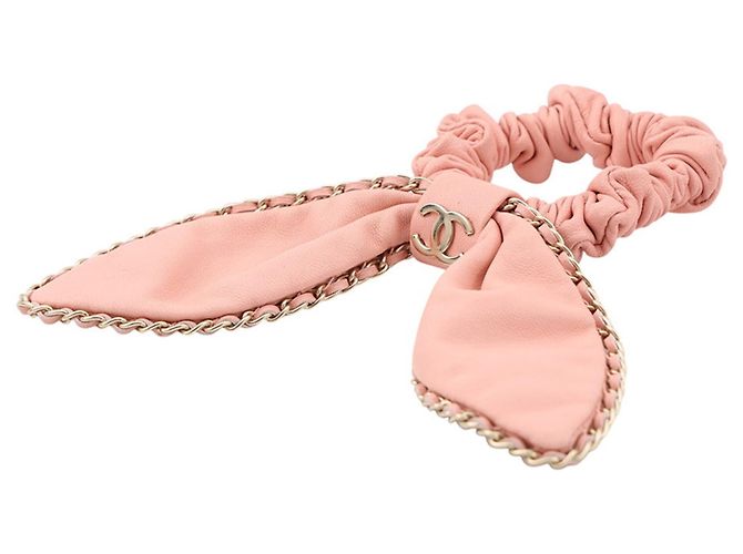 Scrunchie in pelle rosa Chanel - vista 2