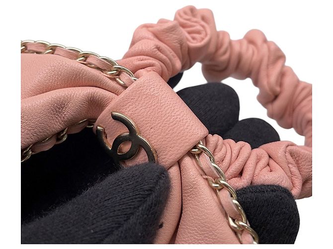 Scrunchie in pelle rosa Chanel - vista 4