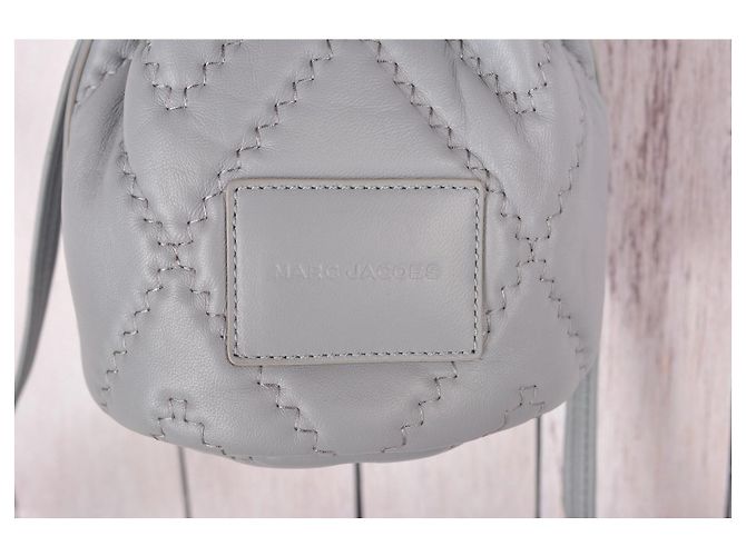 Marc Jacobs The J Marc gesteppte Leder-Bucket-Bag - Grau - Ansicht 9