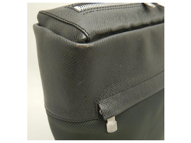 Borsa a tracolla Louis Vuitton Taiga Beluga in Ardoise Grigio - vista 11