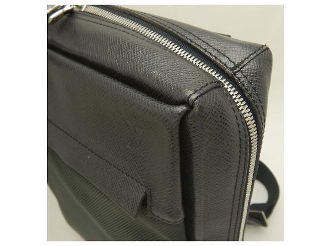 Borsa a tracolla Louis Vuitton Taiga Beluga in Ardoise Grigio - vista 12