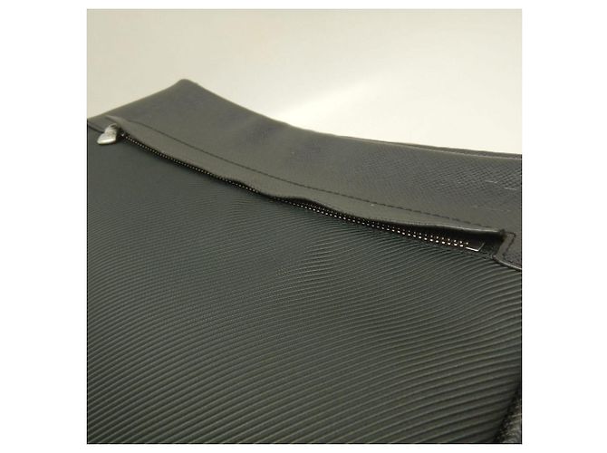 Borsa a tracolla Louis Vuitton Taiga Beluga in Ardoise Grigio - vista 13