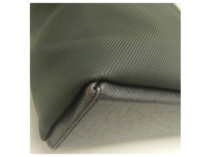 Borsa a tracolla Louis Vuitton Taiga Beluga in Ardoise Grigio - vista 14