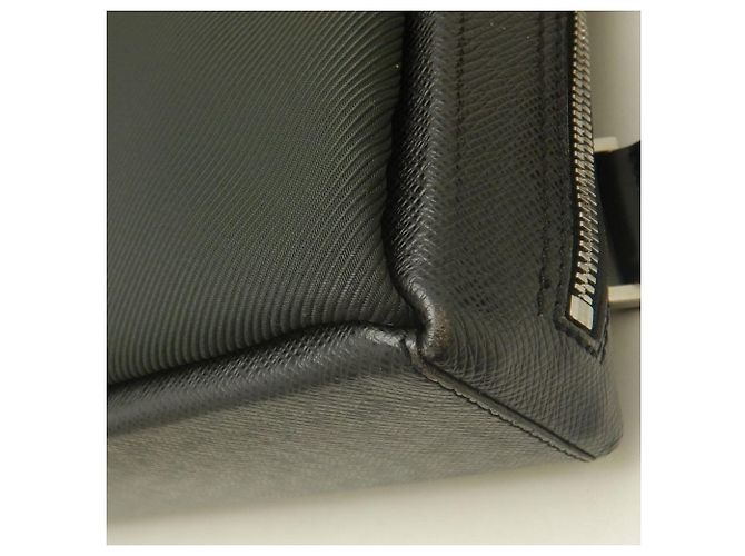 Borsa a tracolla Louis Vuitton Taiga Beluga in Ardoise Grigio - vista 15
