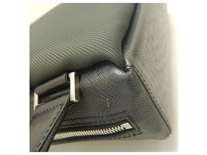 Borsa a tracolla Louis Vuitton Taiga Beluga in Ardoise Grigio - vista 16