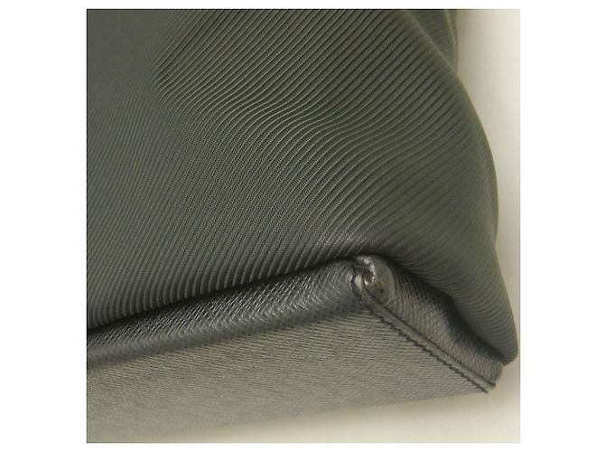 Borsa a tracolla Louis Vuitton Taiga Beluga in Ardoise Grigio - vista 17
