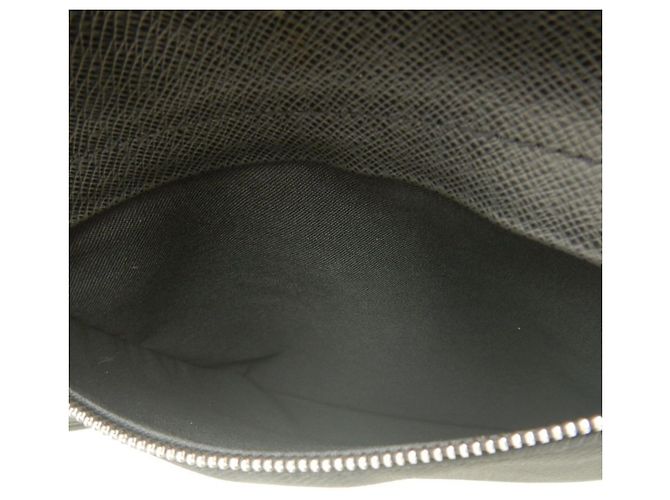 Borsa a tracolla Louis Vuitton Taiga Beluga in Ardoise Grigio - vista 18