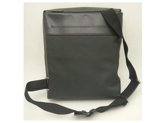 Borsa a tracolla Louis Vuitton Taiga Beluga in Ardoise Grigio - vista 3