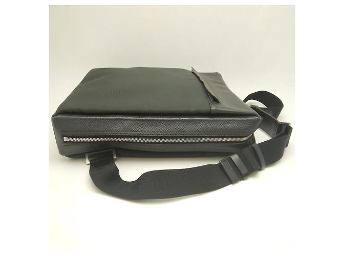 Borsa a tracolla Louis Vuitton Taiga Beluga in Ardoise Grigio - vista 5