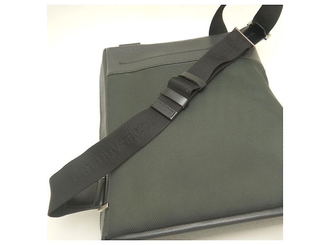 Borsa a tracolla Louis Vuitton Taiga Beluga in Ardoise Grigio - vista 7