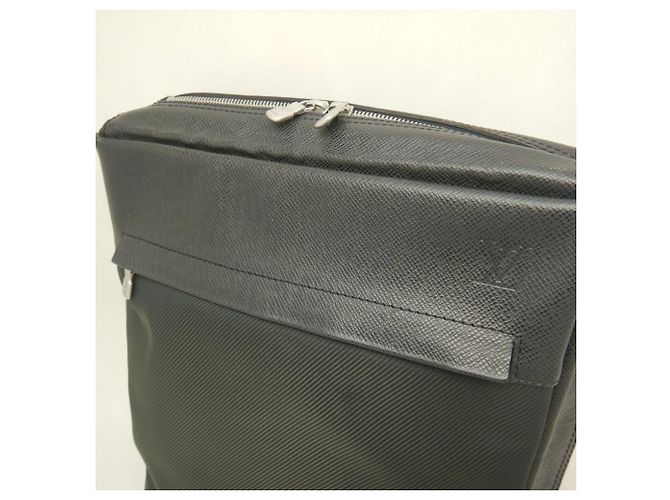 Borsa a tracolla Louis Vuitton Taiga Beluga in Ardoise Grigio - vista 8