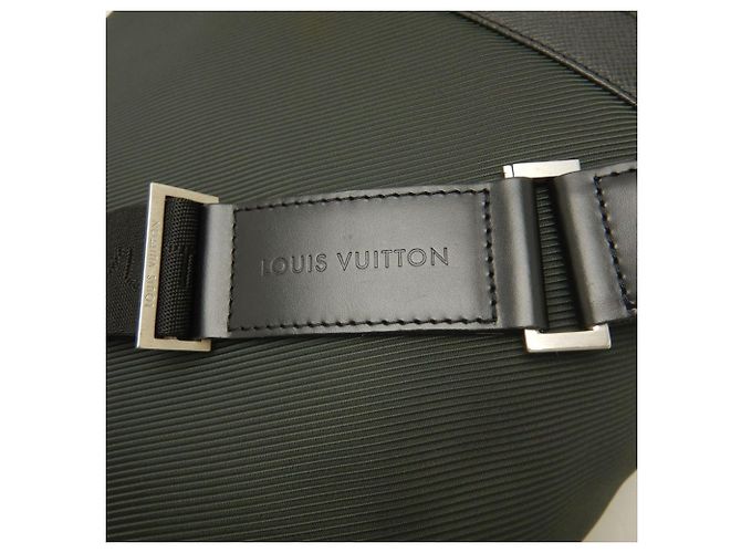 Borsa a tracolla Louis Vuitton Taiga Beluga in Ardoise Grigio - vista 9