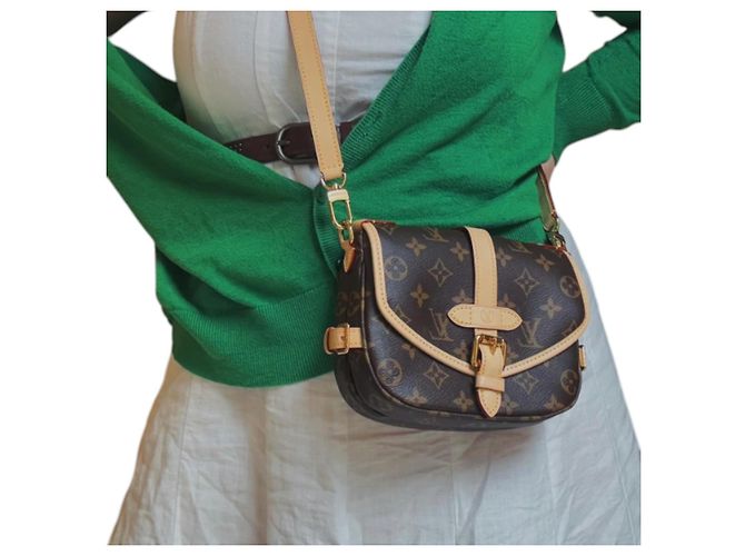 Borsa Louis Vuitton Saumur BB Monogram Marrone Monogramma - vista 2