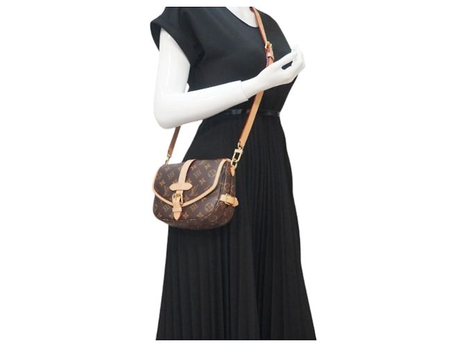 Borsa Louis Vuitton Saumur BB Monogram Marrone Monogramma - vista 3