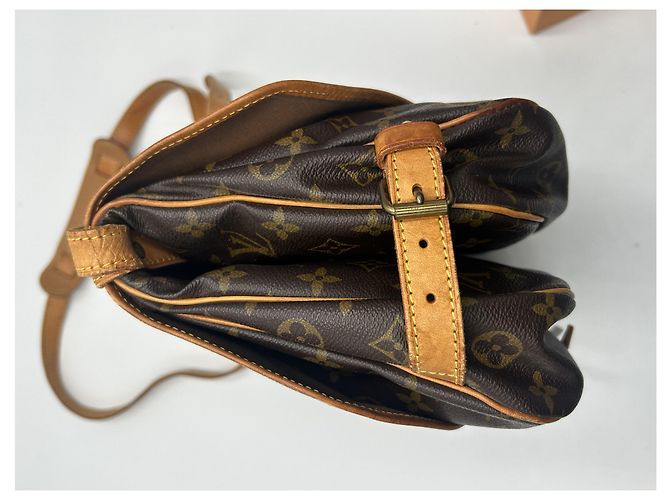 Louis Vuitton Saumur Monogram Canvas 30 Marrone - vista 3
