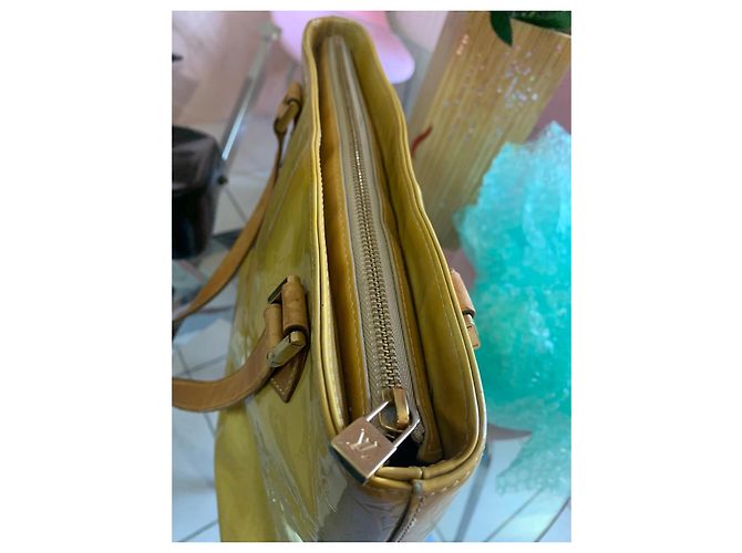 Louis Vuitton Monogram Vernis Reade Amarillo - vista 2