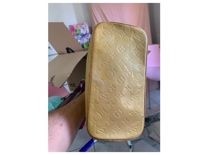 Louis Vuitton Monogram Vernis Reade Amarillo - vista 6